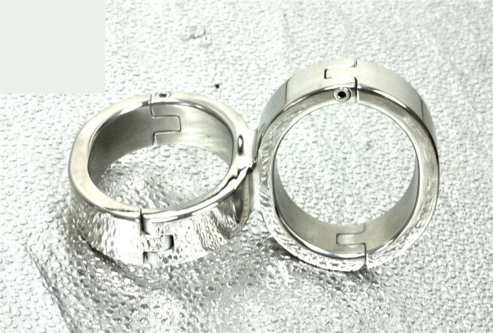 Latest Stainless Steel 8 Form Fixed Oval Shaped Wrist Restraint Handcuffs Manacle Adult BDSM Bondage Sex Toy For Male Female