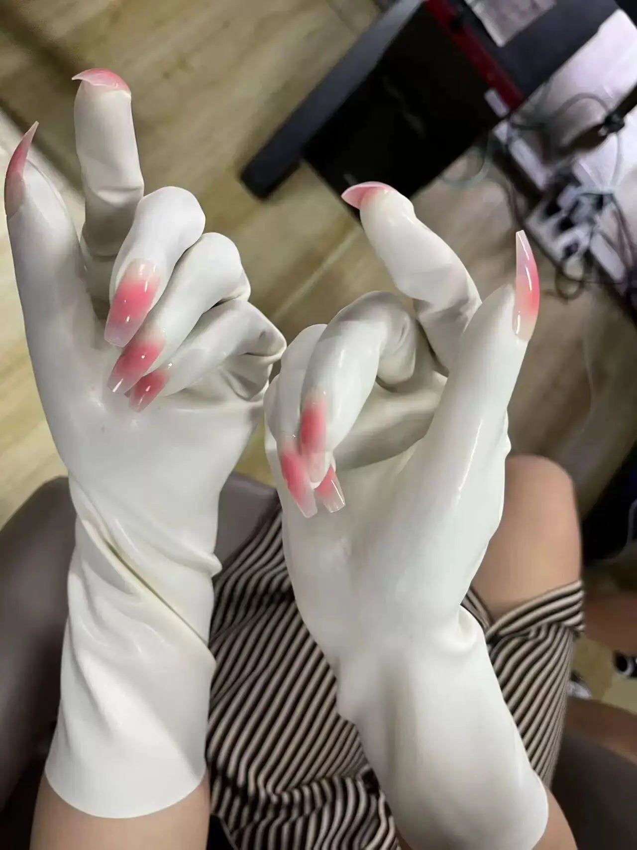 WHITE latex short gloves with nail wrist nail gloves 0.4mm